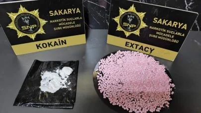 Durdurulan araçta kokain ve uyuşturu hap ele geçirildi