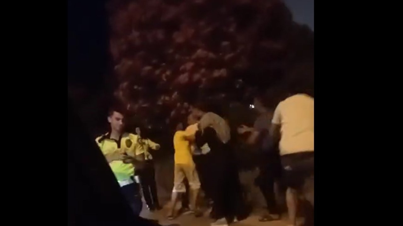 Ehliyetsiz sürücünün babası ile trafik polisleri arasında arbede; o anlar kamerada