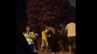 Ehliyetsiz sürücünün babası ile trafik polisleri arasında arbede; o anlar kamerada