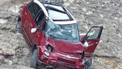 El freni çekilmeyen otomobil, kayalardan uçtu