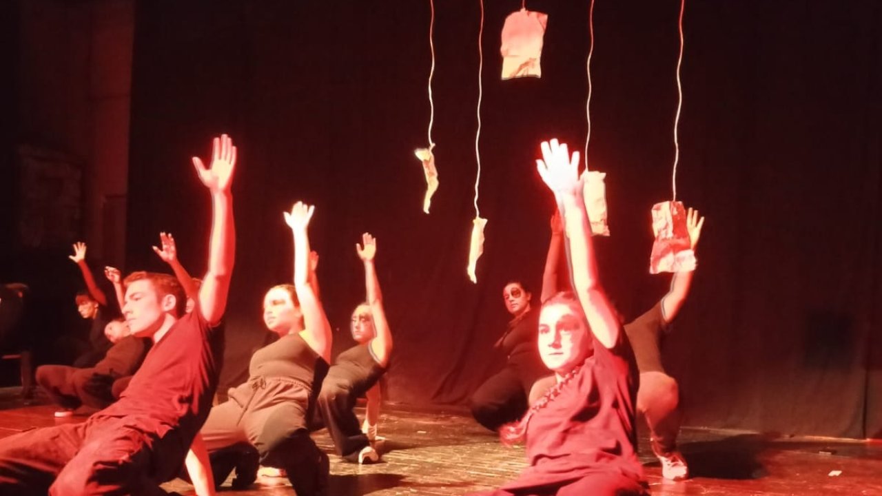 Genç yetenekler ‘Shakespeare'in Dışındakiler’ oyunu ile sahne aldı
