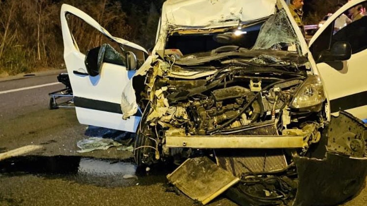 Hafif ticari araç, TIR'a çarptı; 1'i ağır, 2 yaralı