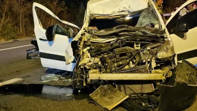 Hafif ticari araç, TIR'a çarptı; 1'i ağır, 2 yaralı