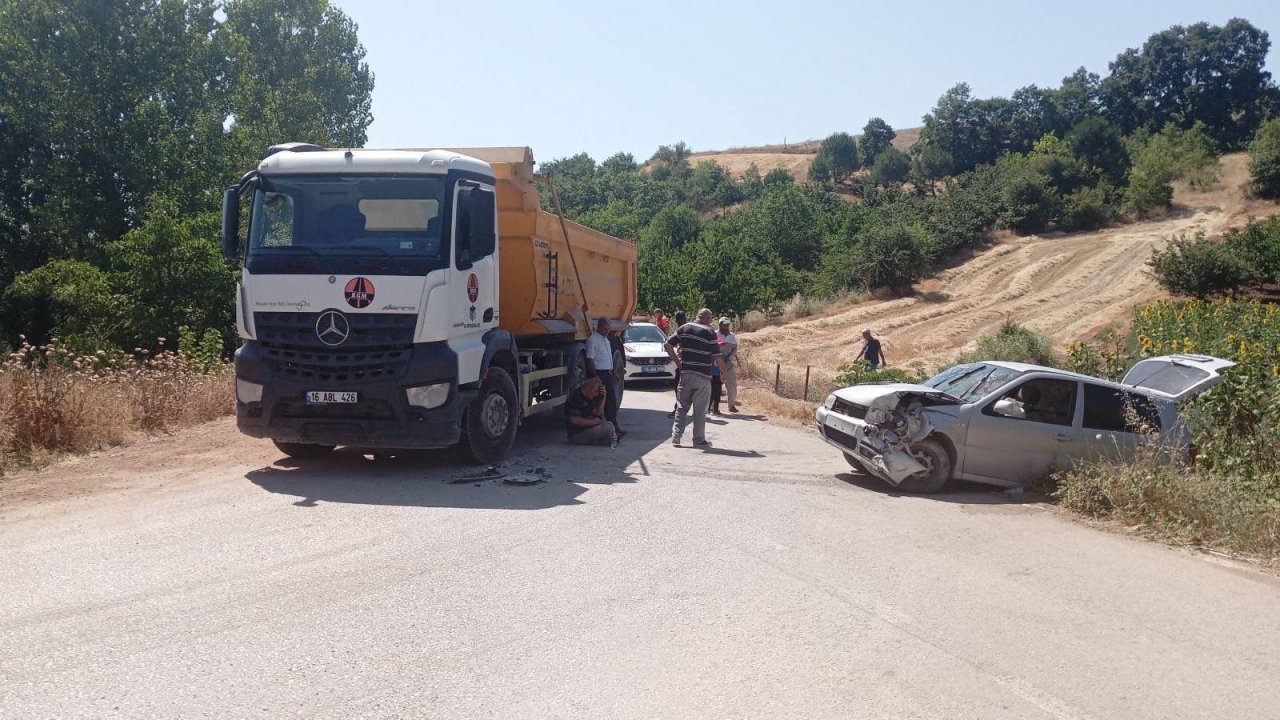Hafriyat kamyonuyla çarpışan otomobildeki 2 kişi yaralandı