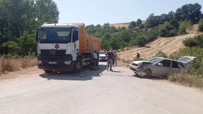 Hafriyat kamyonuyla çarpışan otomobildeki 2 kişi yaralandı