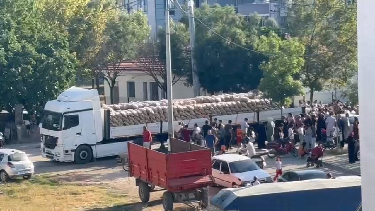 Hayırsever vatandaş, TIR dolusu patatesi ihtiyaç sahiplerine dağıttı