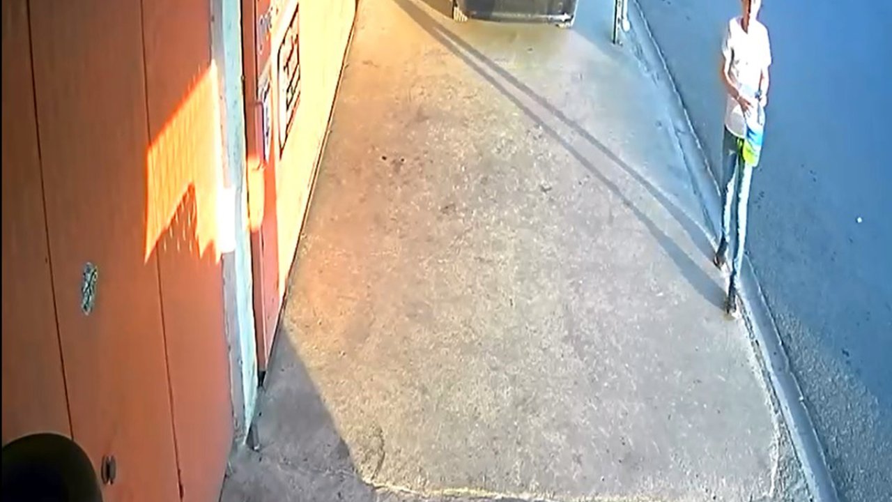 İş yerinin önündeki araç lastiklerini ateşe verdi; o anlar kamerada