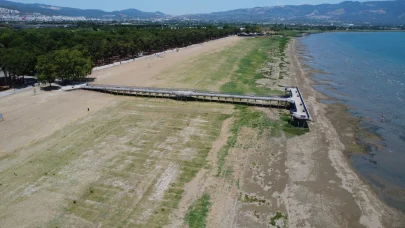 İznik Gölü'nde bir dönem deniz otobüsünün yanaştığı iskele karada kaldı