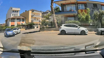 Kazada savrulan otomobilin bisikletli çocuğa çarptığı anlar kamerada