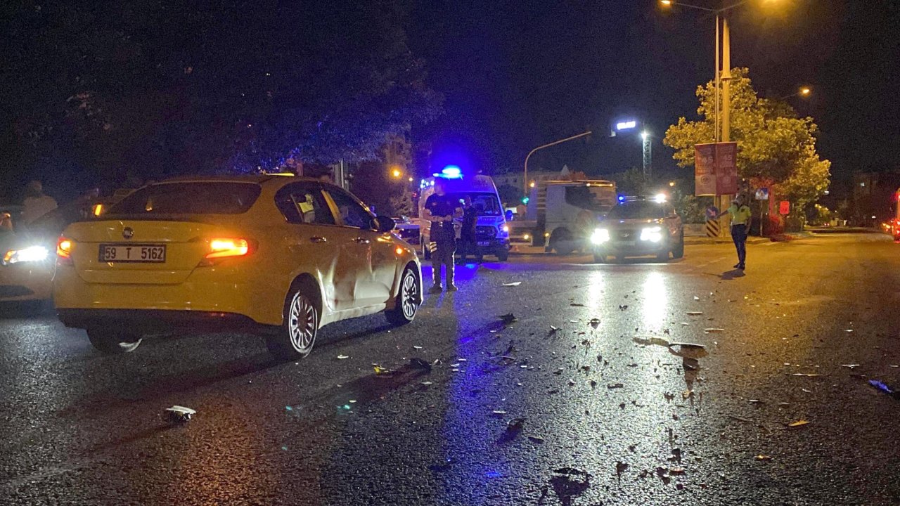 Kırmızı ışıkta bekleyen taksiye otomobil çarptı; 3 yaralı