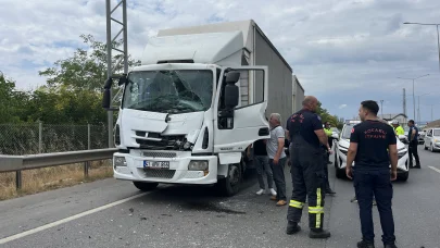 Kocaeli’de kamyon ile çarpışan TIR'ın şoförü yaralandı