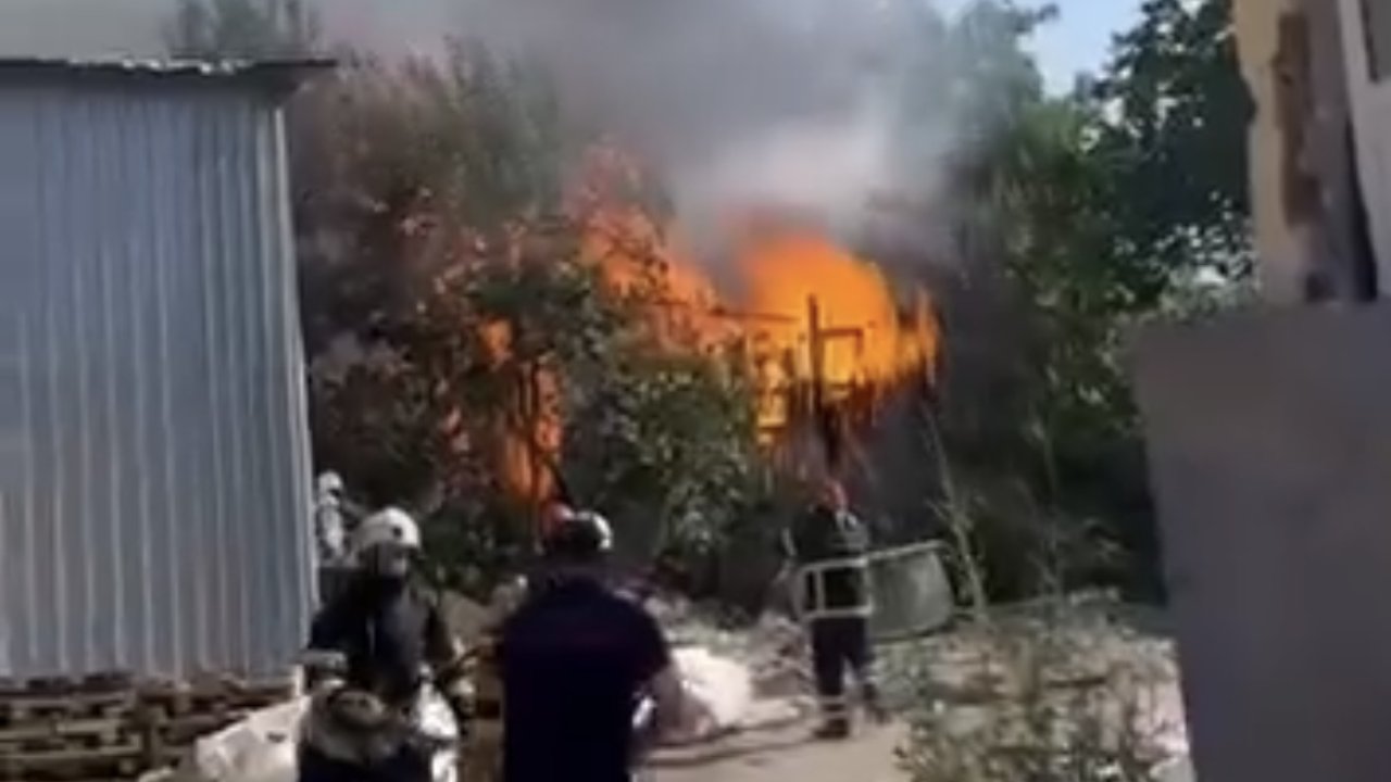 Kocaeli’deki yangında ahır kullanılamaz hale geldi
