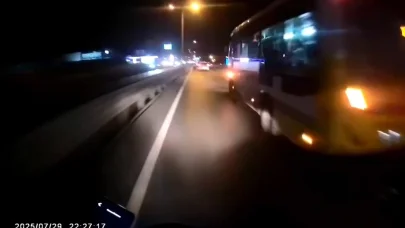 Kullandığı motosikletle otobüsle refüjün arasında sıkışmaktan ani fren yaparak kurtuldu