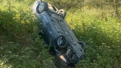 Lastiği patlayan otomobil, şarampole yuvarlandı: 1 yaralı