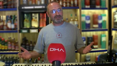 Marketine gelen müşterileri org çalıp şarkı söyleyerek karşılıyor
