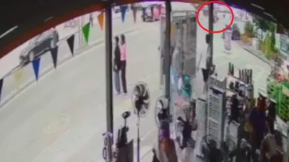 Motosikletin yayaya ardından otomobile çarptığı kaza kamerada: 1 ölü, 2 yaralı