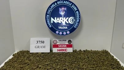 Motosikletli şüphelinin valizinden 3 kilo 750 gram skunk çıktı