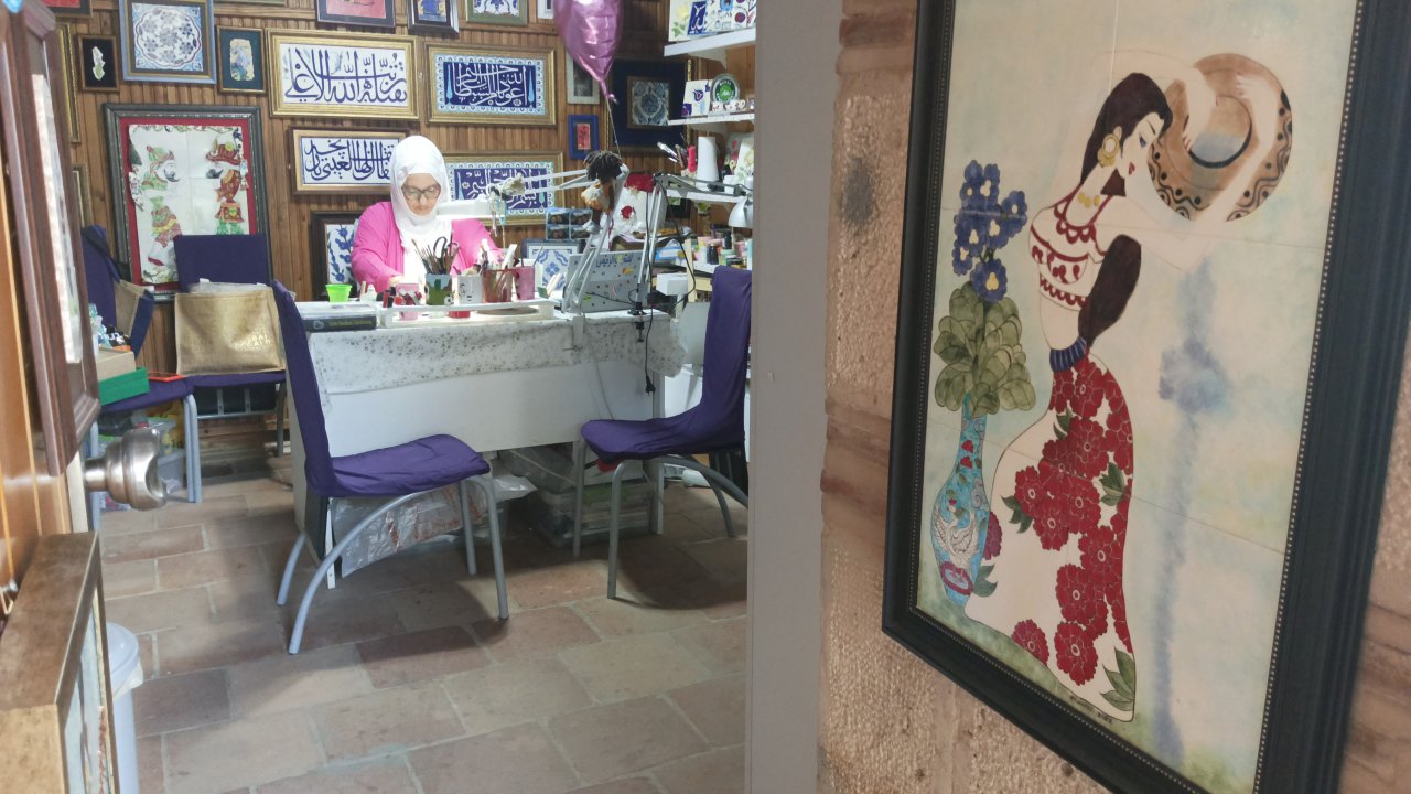 Muhasebeciliği bırakıp çini sanatçısı oldu, çocuklar için çini boyama kitabı çıkardı