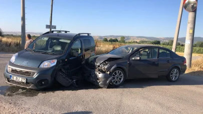 Otomobil ile hafif ticari araç çarpıştı: 1’i çocuk 2 yaralı