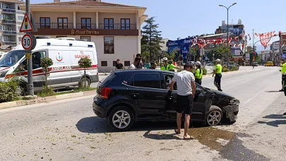 Otomobil ile hafif ticari araç kafa kafaya çarpıştı: 4 yaralı