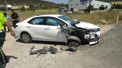 Otomobil, radar uygulaması yapan araca çarptı: 1’i polis 2 yaralı