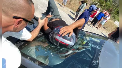 Otomobilin çarptığı motosikletin sürücüsü, düştüğü aracın üzerinde ambulans bekledi