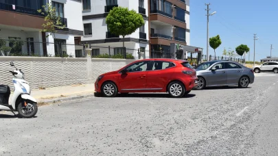 Park halindeki otomobile çarpan motosiklet sürücüsü yaralandı