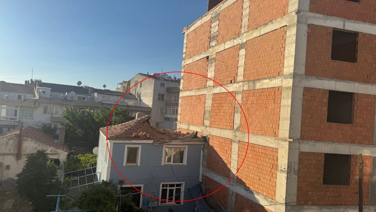 Rüzgar, inşaatın tuğlalarını savurdu: Bir evde hasar meydana geldi