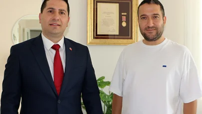Sakarya İl Sağlık Müdürü Özdemir, 15 Temmuz’da ameliyatına girdiği gaziyi ziyaret etti