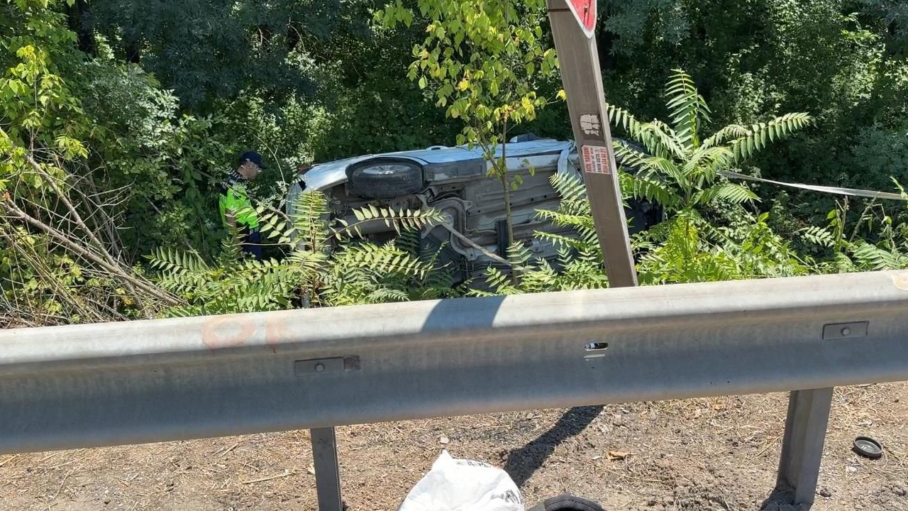 Sakarya’da hafif ticari araç şarampole devrildi: 6 yaralı