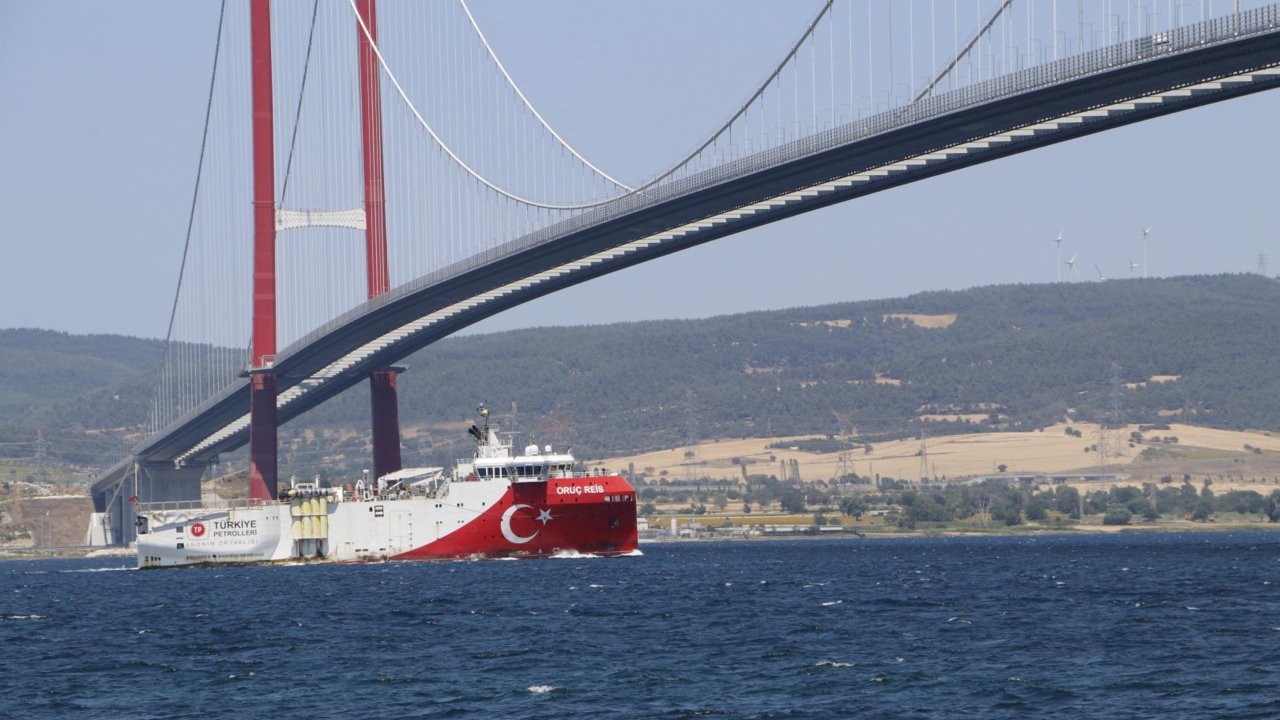 Sismik araştırma gemisi Oruç Reis, Çanakkale Boğazı'ndan geçti