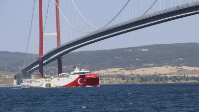 Sismik araştırma gemisi Oruç Reis, Çanakkale Boğazı'ndan geçti