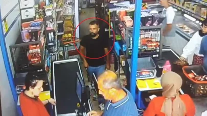 Tartıştığı kadın kasiyere yumruk attı; saldırı kamerada