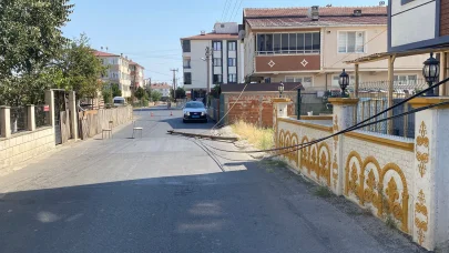 Tekirdağ’da kamyonet telefon hattı kablolarına takıldı, 3 ahşap direk devrildi