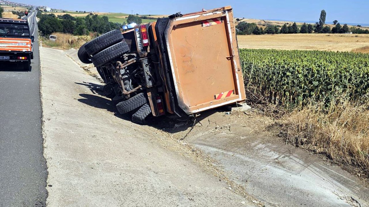 Tekirdağ’da zift yüklü kamyon devrildi, sürücü yaralandı