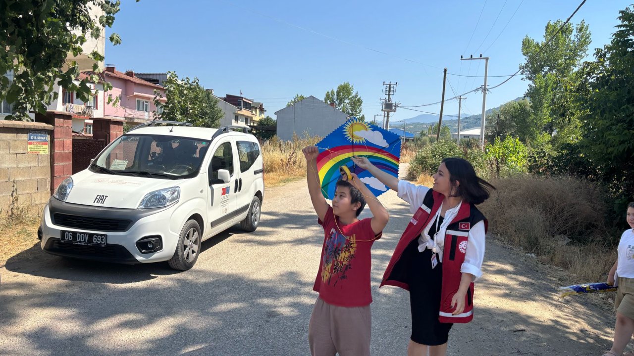 Uçurtma yaparken babasının parmakları parçalanan Yusuf’a, kaymakamdan uçurtma hediyesi