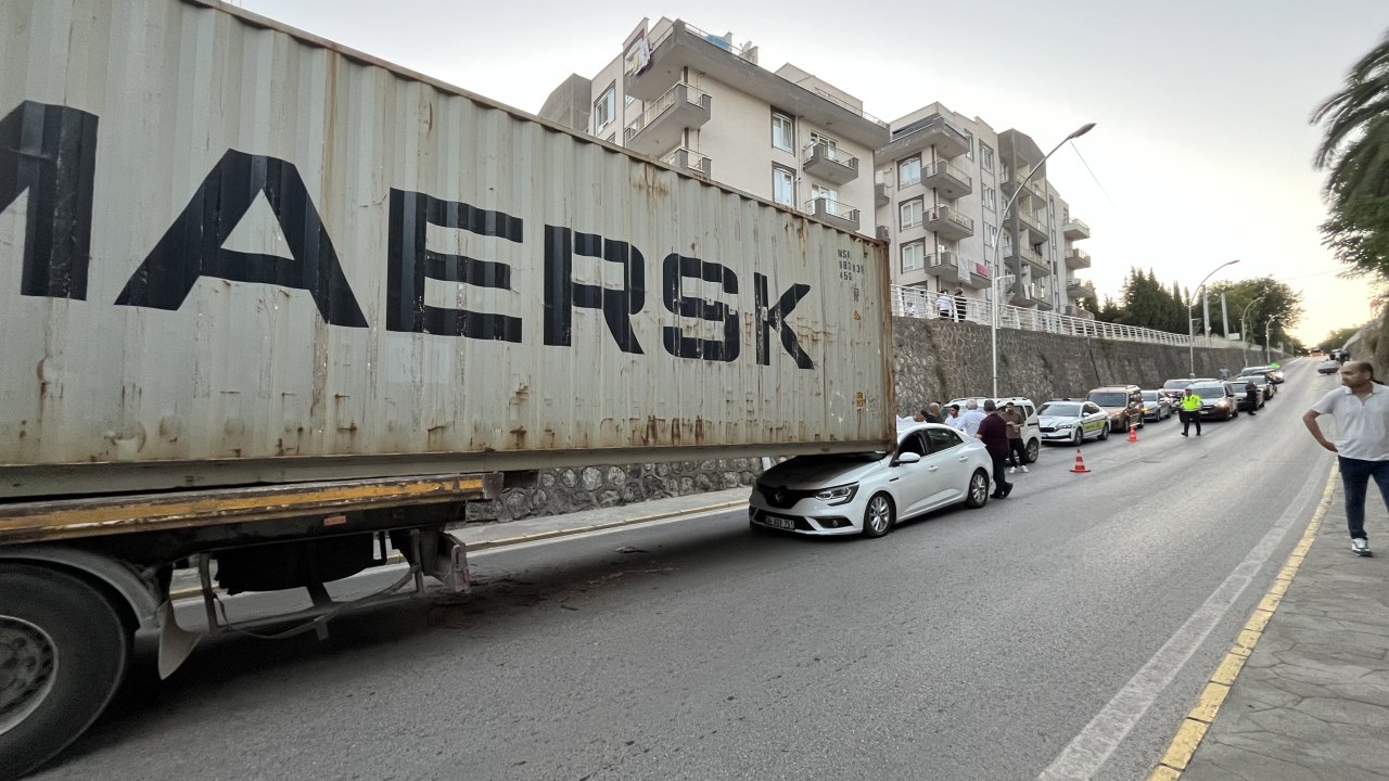 Üst geçide çarpan TIR’ın dorsesindeki konteyner, otomobilin üzerine kaydı