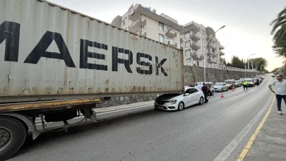 Üst geçide çarpan TIR’ın dorsesindeki konteyner, otomobilin üzerine kaydı