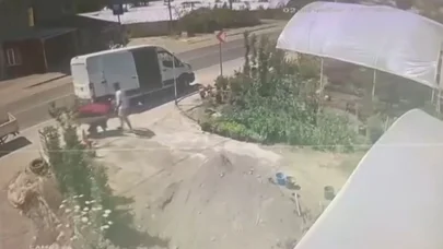 Yalova'da 4 aracın karıştığı kaza kamerada: Yol kenarındaki işçi ölümden döndü