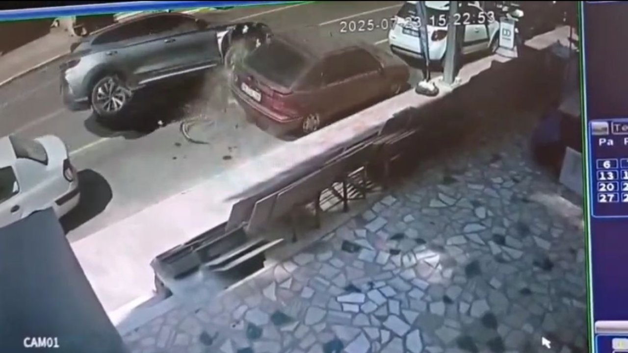 Yalova'da cip, park halindeki 2 otomobile çarparak devrildi; kaza kamerada