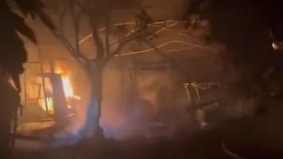 Yalova'da tarım işletme deposunda yangın; 1 otomobil ile sera da zarar gördü