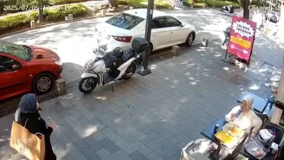 Yaya geçidinde motosikletin çarptığı kadın yaralandı; kaza kamerada