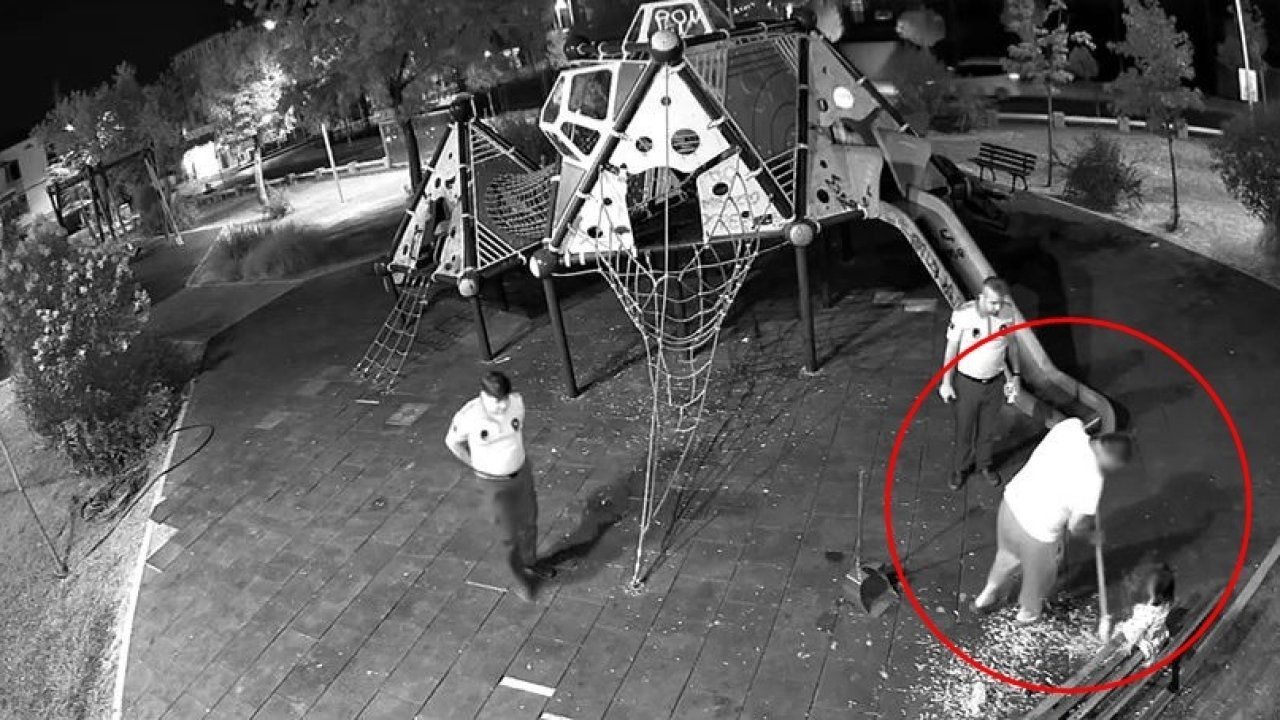 Zabıta gözetiminde yere attıkları çekirdek kabuklarını temizlediler