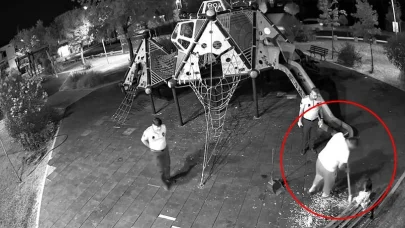 Zabıta gözetiminde yere attıkları çekirdek kabuklarını temizlediler