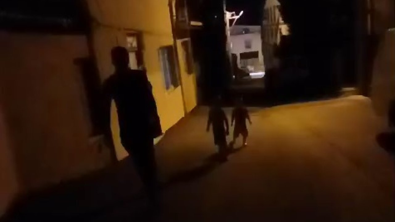 2 çocuğunu teslim etmek istediği eski eşi tarafından darbedildi; o anlar kamerada