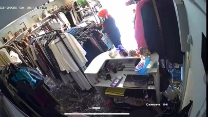 5 bin liralık gömleği çaldı; o anlar kamerada