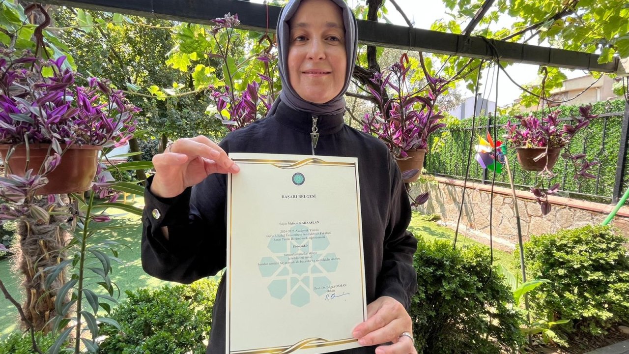 5 çocuk annesi, lise mezuniyetinden 30 yıl sonra başladığı üniversiteyi bölüm birincisi olarak bitirdi