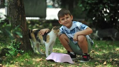 6 yaşındaki Dorukhan, her gün takipçisi kadar sokak hayvanı besliyor
