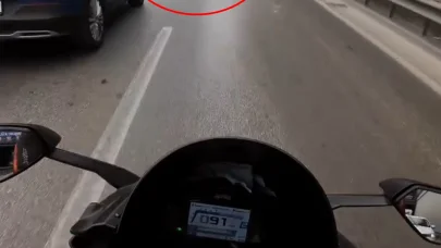 Aniden önüne kıran otomobile çarpan motosikletin sürücüsü yere düştü; kaza kask kamerasında