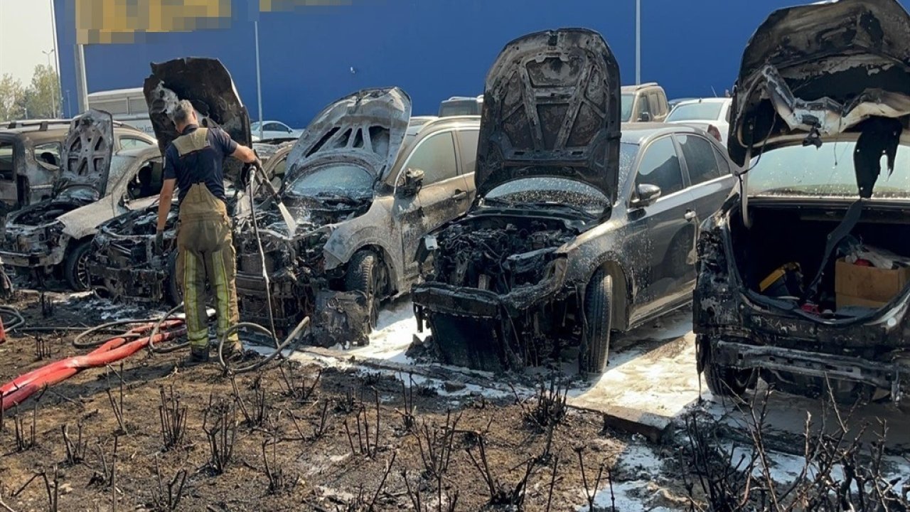 AVM’nin otoparkında çıkan yangında 8 araç zarar gördü